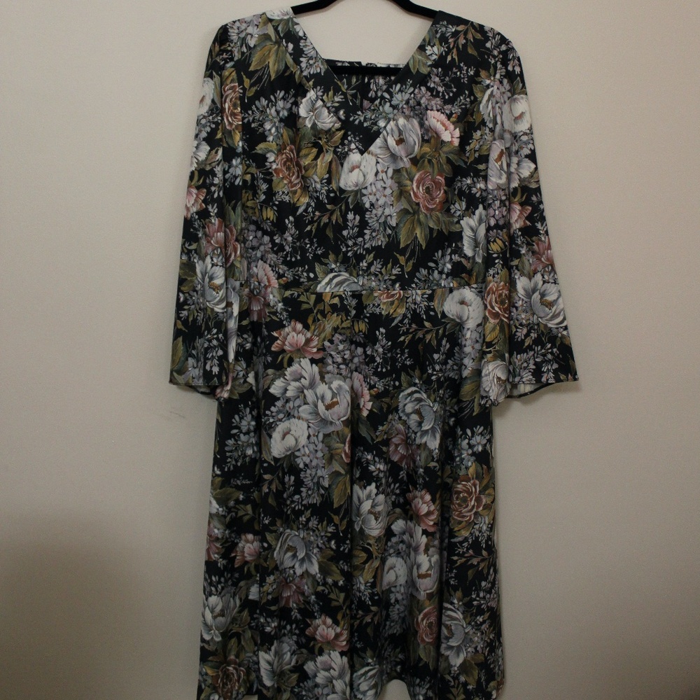 VINTAGE 1970s Bell Sleeve Floral Dress - Picture 10 of 10